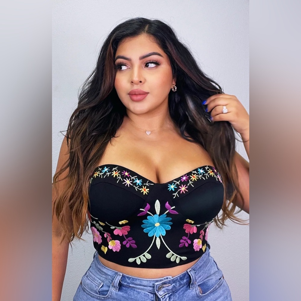 White Guaraxez size XXXL floral embroidered top
